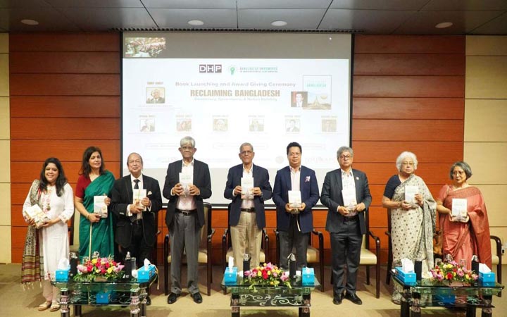 নর্থ সাউথ বিশ্ববিদ্যালয়ে রিক্লেইমিং বাংলাদেশ বইয়ের মোড়ক উন্মোচন